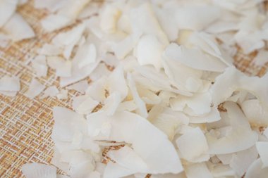 Arka planda hindistan cevizi gevreği ya da hindistan cevizi kırıntısı. Yaklaş, seçici odaklanma.