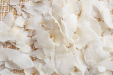 Arka planda hindistan cevizi gevreği ya da hindistan cevizi kırıntısı. Yaklaş, seçici odaklanma.