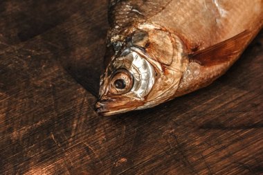 Koyu ahşap bir masada kurutulmuş balık, bira atıştırmalıkları..
