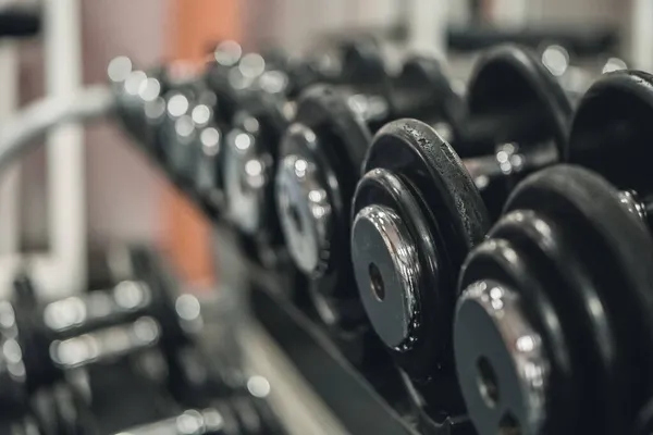 Spor salonunda ya da spor salonunda halterli bir raf. Spor ve spor yapıyorum. Vücut geliştirme.