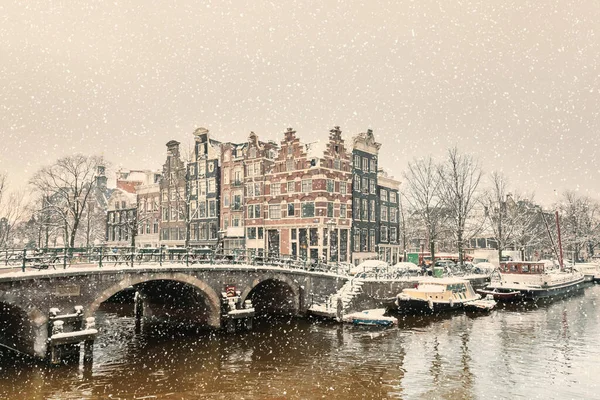 Zimní Sníh Pohled Nizozemský Kanál Staré Domy Historickém Městě Amsterdam — Stock fotografie