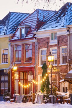 Hollanda, Doesburg 'da kışın kar ve noel süslemeleri yapılan geri dönüşler ve barlar