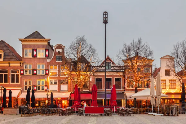 日落时分 荷兰阿尔卡马尔市中心的著名荷兰瓦格普林酒吧和餐馆应景尽收眼底 — 图库照片