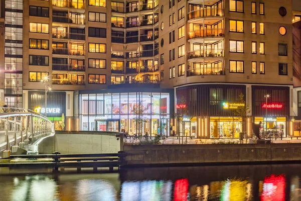 Vista Moderno Centro Comercial Con Apartamentos Parte Superior Durante Atardecer — Foto de Stock