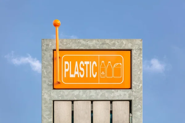 Plastová Nádoba Odstraňování Plastů Před Modrou Oblohou Nizozemsku — Stock fotografie
