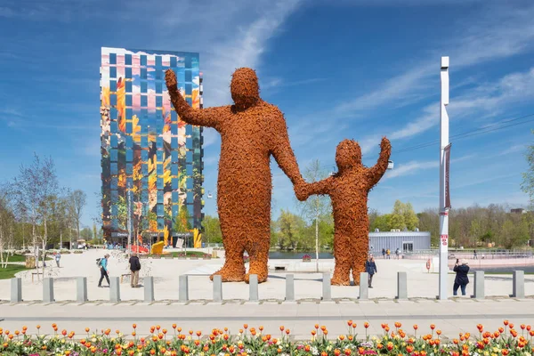 ALMthe NETHERLANDS - 21 Nisan 2022: Hollanda, Almere 'deki Floriade Expo 2022' deki heykel ve renkli kule binalarının bulunduğu merkez meydanı görün