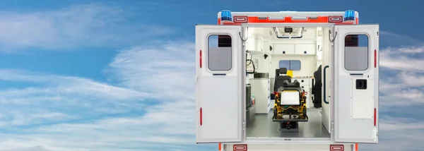 青い空の前のオープン救急車の内部の背面図コピースペース — ストック写真