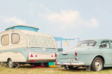 Retro klasik araba ve yeşil ile iki ton beyaz çiçek perdeleri ile yetmişli karavan