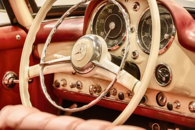 Essen, Almanya - 23 Mart 2022: Essen, Almanya 'da klasik bir kırmızı Mercedes 300 SL üstü açık araba