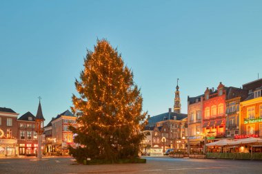 Den bosch, Hollanda - 21 Aralık 2021: Hollanda 'nın başkenti Den Bosch' ta bulunan barlar, restoranlar ve dükkanlarla çevrili 