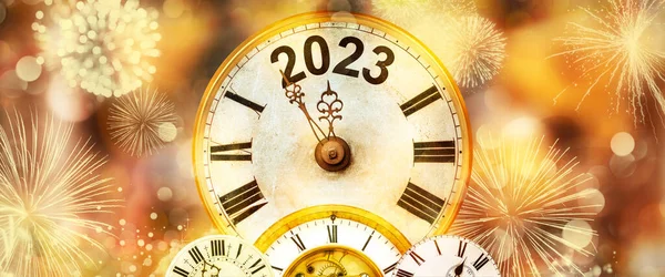 2023 Новый Год Фейерверками Часами Отсчитывающими Полуночи Разряженном Золотом Фоне — стоковое фото