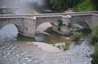 Ortaçağ taş köprü ve Nehri