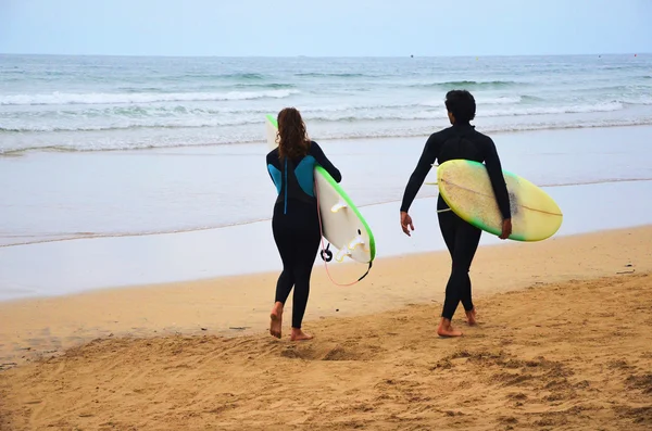 Surfers on the beach — Stock Photo, Image