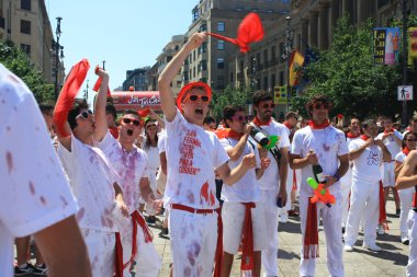 San fermin, sokakta bağıran genç