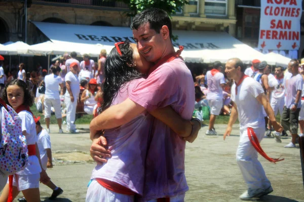 Schůzka milenců na ulici v san fermin — Stock fotografie