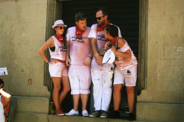 jovenes subidos a la ventana, pamplona tr sanfermin