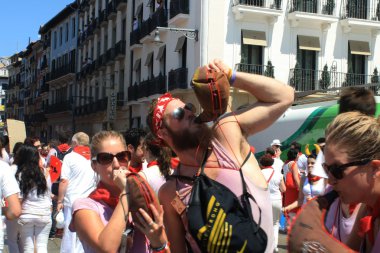 san fermin pamplona Meydanı'nda turistler