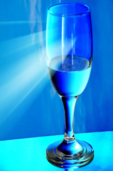 Copa de vino sobre un fondo azul — Foto de Stock