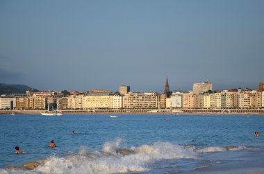 Şehir san sebastian üzerinde okyanus plaj