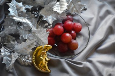 Simli yılbaşı ağacı dalı, üzüm ve sarı Hilal