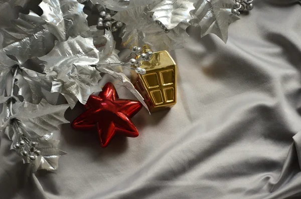 Simli yılbaşı ağacı dalı ve Noel oyuncaklar — Stok fotoğraf