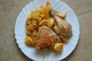 kızarmış tavuk budu patates ile