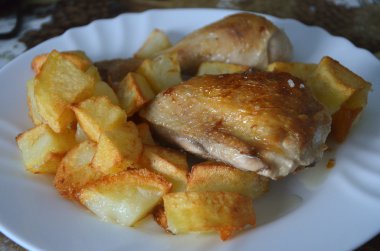 tatlı patates ile kavrulmuş tavuk budu