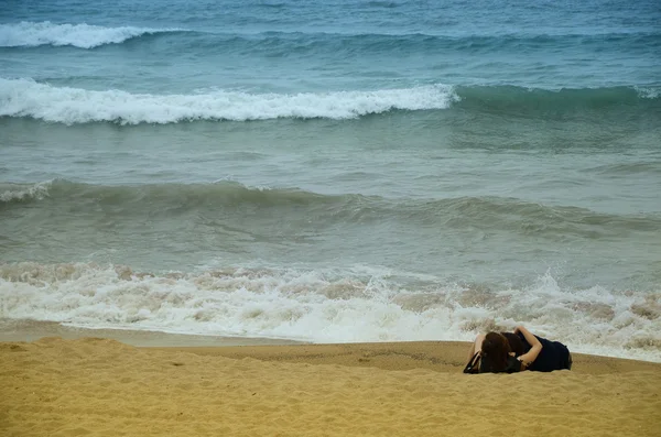 Couple amoureux près de la mer — Photo