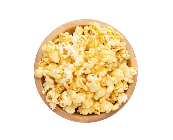 Tahta kasede patlamış mısır. Beyaz arka planda izole edilmiş.