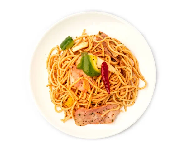 Carbonara usulü makarna. Beyaz arka planda pastırmalı spagetti.