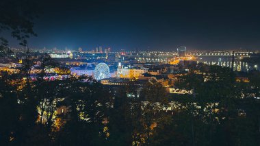 Gece şehrinde dönme dolap