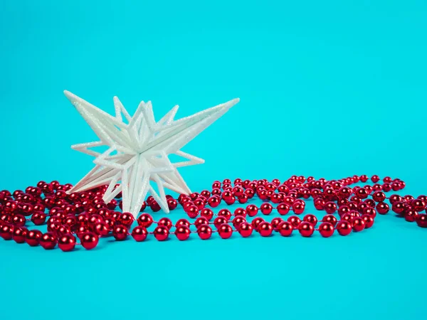 Mavi arka planda süslemeleri olan Noel kar taneleri