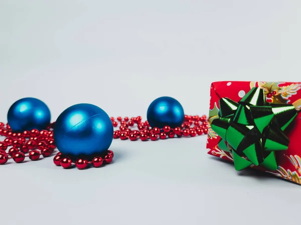 Süslemeli ve balolu Noel hediyesi