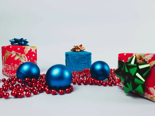 Süslemeli ve balolu Noel hediyeleri