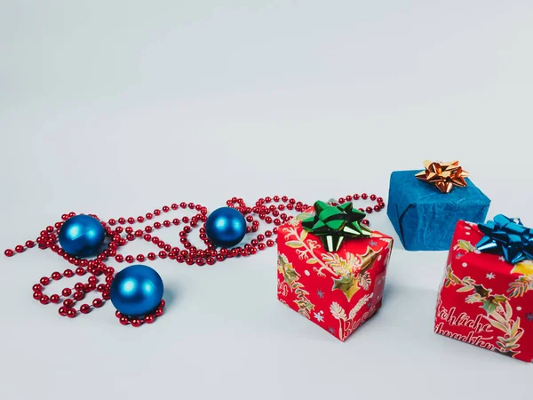 Süslü Noel hediyeleri ve üç top.