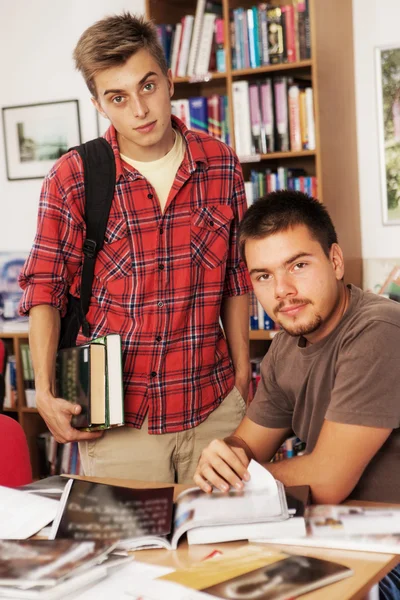 Estudantes na biblioteca — Fotografia de Stock