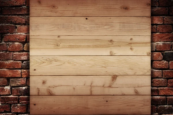 Tablón de madera en una pared de ladrillos — Foto de Stock