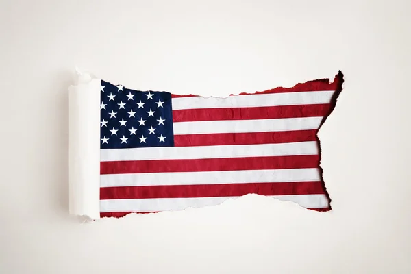 Zerrissenes Papier enthüllt die amerikanische Flagge — Stockfoto