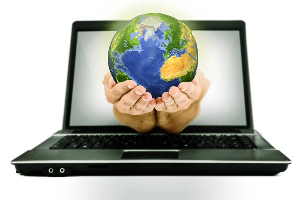 Händer med jorden kommer från laptop skärm — Stockfoto