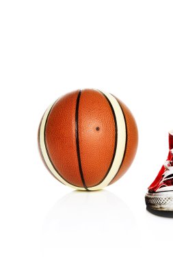 kırmızı spor ayakkabılar ve sepet topu