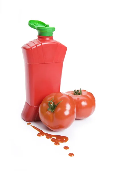 Botella de ketchup y tomate — Foto de Stock