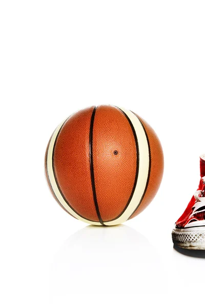 Rote Turnschuhe und Basketball — Stockfoto