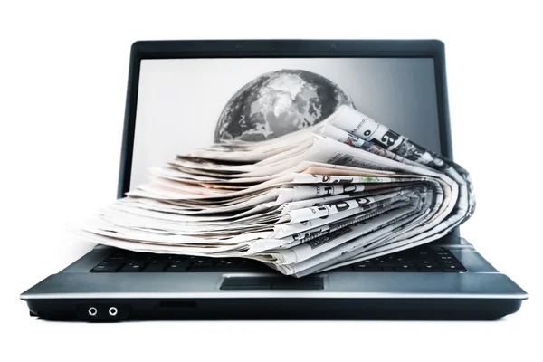 Online magazines -Stack of magazines next to a laptop — Stock Photo, Image