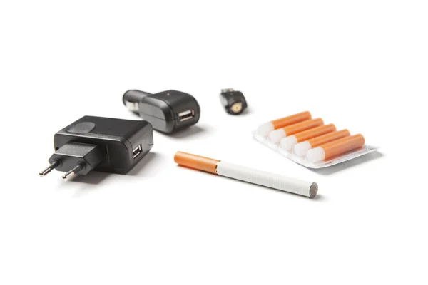 Курение на электронных сигаретах — стоковое фото
