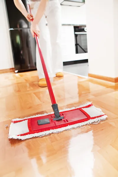 Limpieza de la casa-Mopping piso de madera dura — Foto de Stock