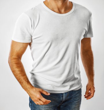 genç adam şablonuna beyaz t-shirt