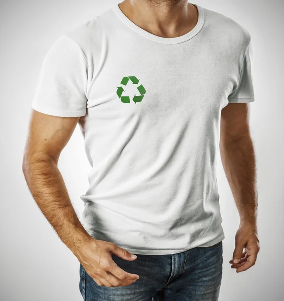 Człowiek ubrany t-shirt symbolem recyklingu — Zdjęcie stockowe