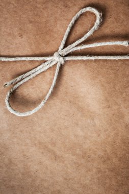 dize bir yay, kahverengi paket kağıt üzerinde bağlıdır.