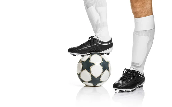 Fotboll eller fotboll vid kickoff av en match — Stockfoto