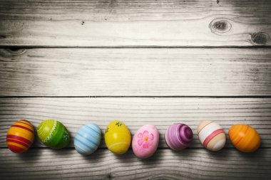 Ahşap arka planda paskalya yumurtaları